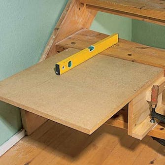 Måla om trappa: Stödskivan sätts fast med skruvtvingar Måla om trappa: Stödskivan sätts fast med skruvtvingar